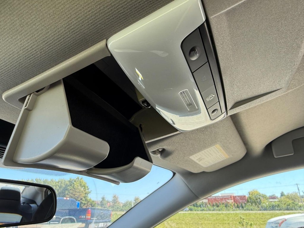 Nissan Sentra Vehicle Full-screen Gallery Image 07