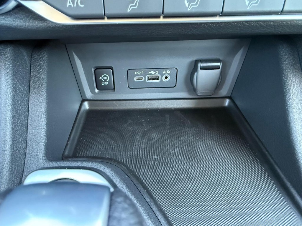 Nissan Sentra Vehicle Full-screen Gallery Image 08