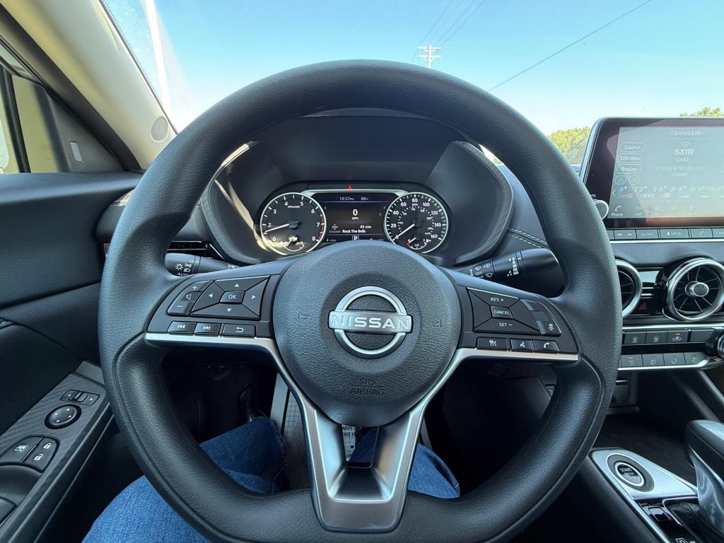 Nissan Sentra Vehicle Full-screen Gallery Image 11