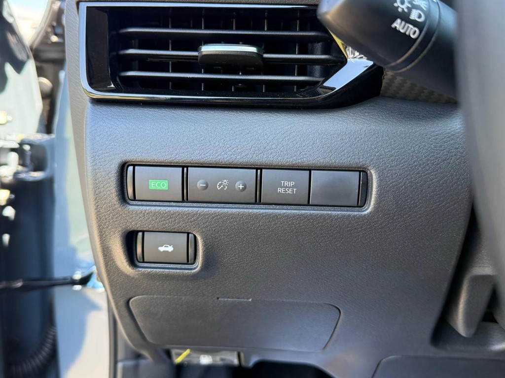 Nissan Sentra Vehicle Full-screen Gallery Image 13