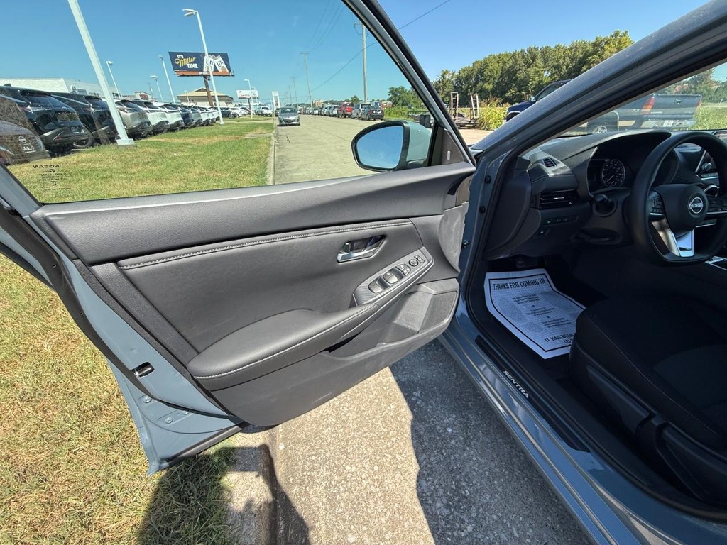 Nissan Sentra Vehicle Full-screen Gallery Image 14