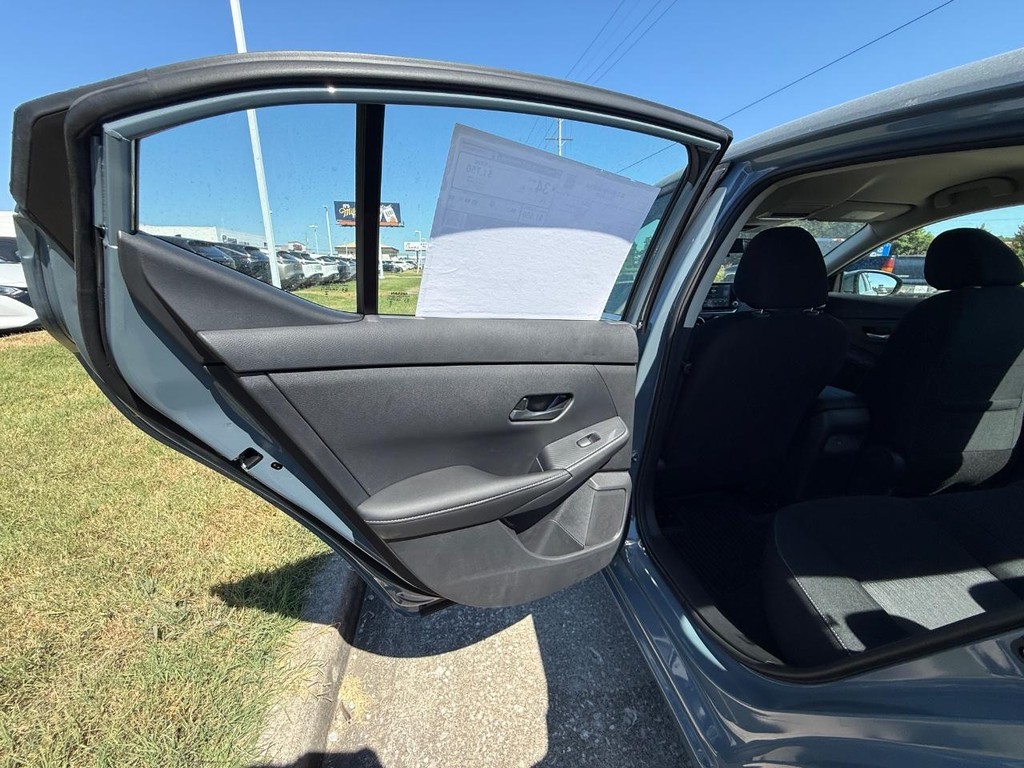 Nissan Sentra Vehicle Full-screen Gallery Image 15