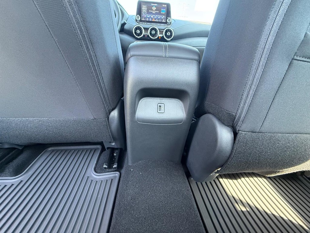 Nissan Sentra Vehicle Full-screen Gallery Image 16