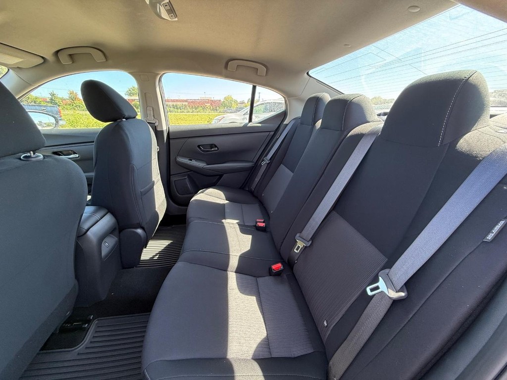 Nissan Sentra Vehicle Full-screen Gallery Image 17