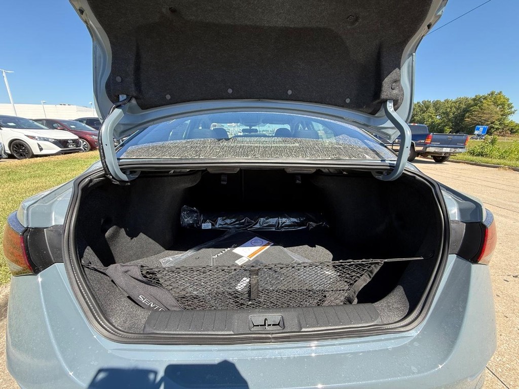 Nissan Sentra Vehicle Full-screen Gallery Image 18