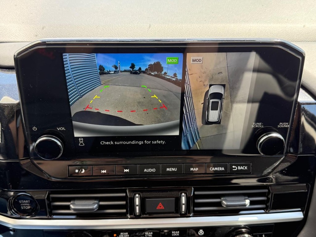 Nissan Pathfinder Vehicle Full-screen Gallery Image 02