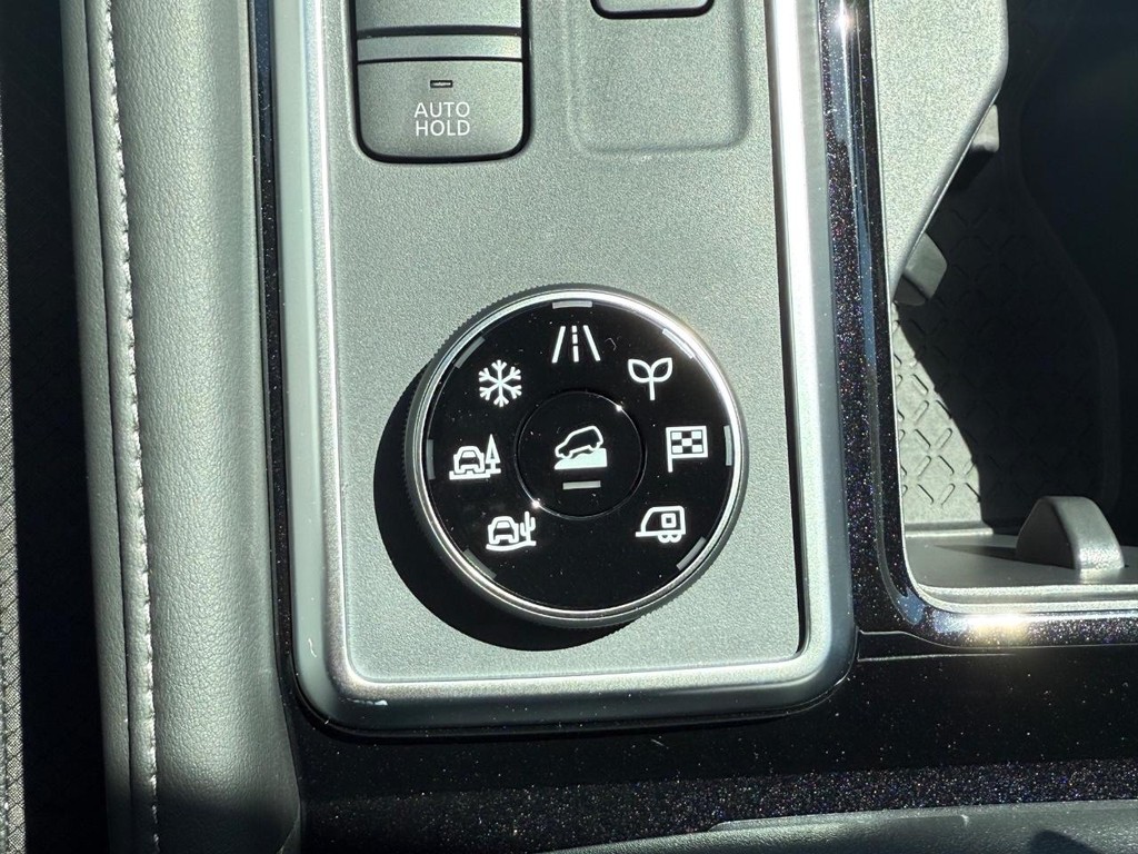 Nissan Pathfinder Vehicle Full-screen Gallery Image 03