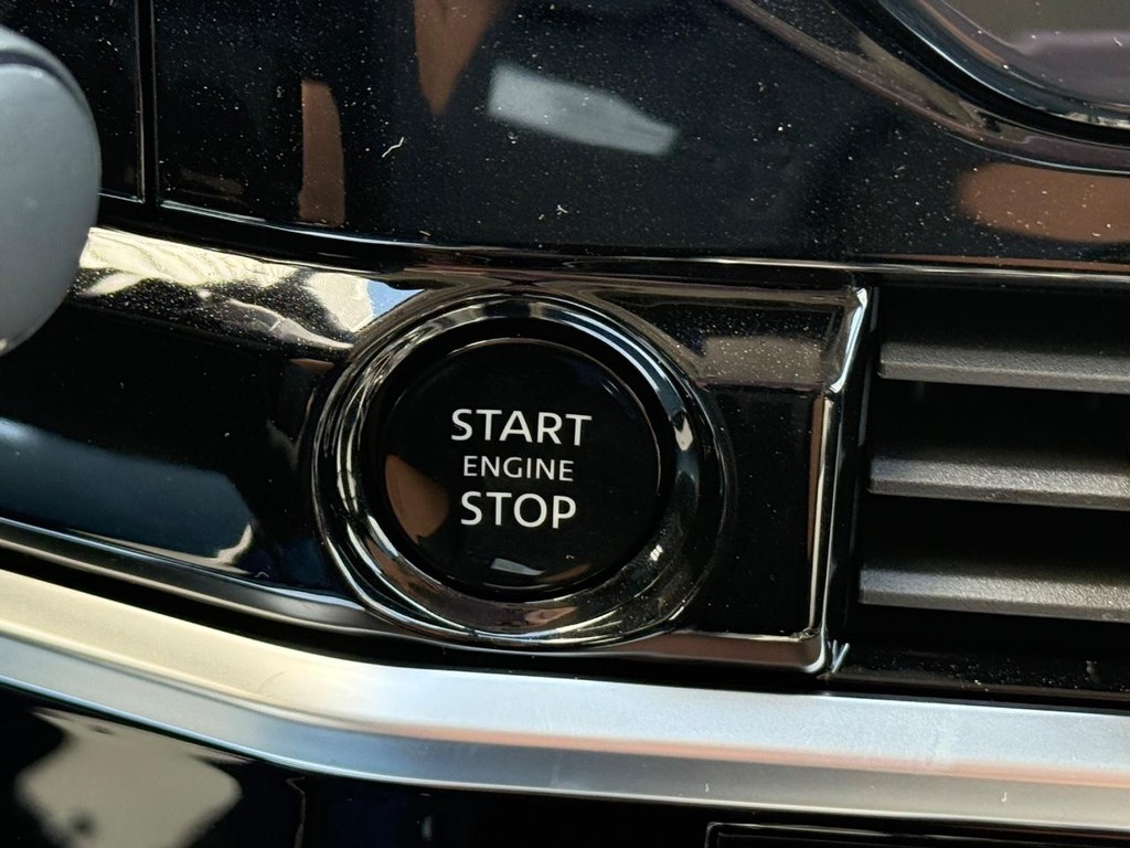 Nissan Pathfinder Vehicle Full-screen Gallery Image 04