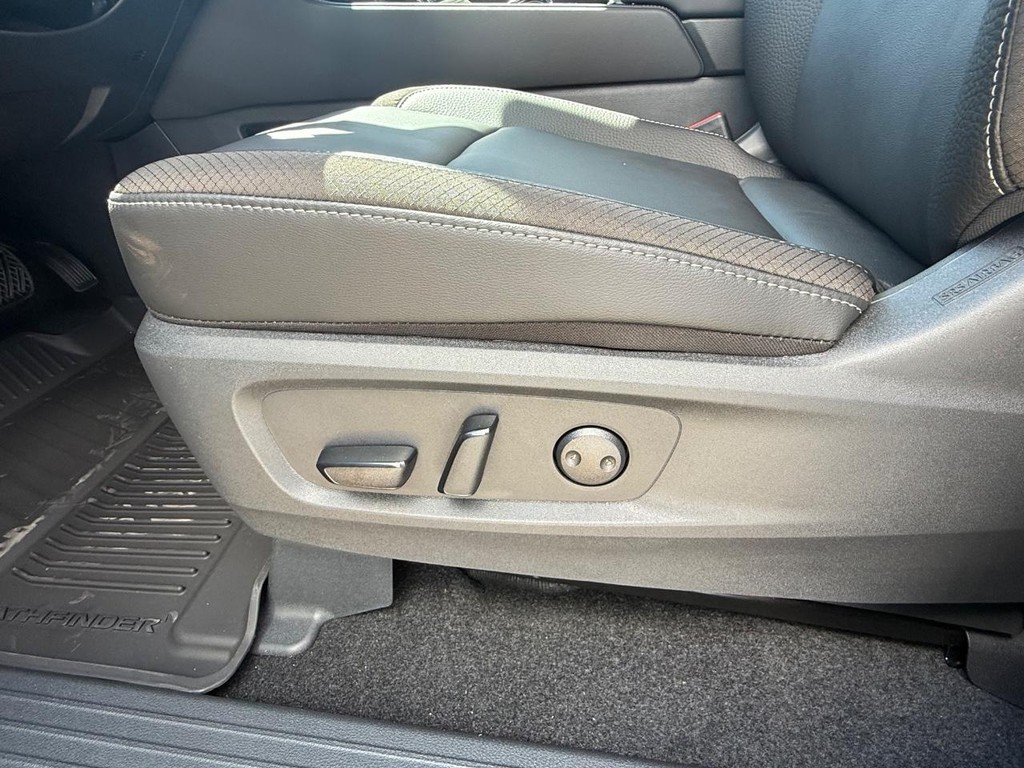 Nissan Pathfinder Vehicle Full-screen Gallery Image 05