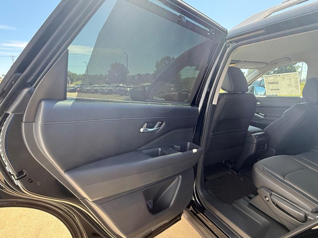 Nissan Pathfinder Vehicle Full-screen Gallery Image 06