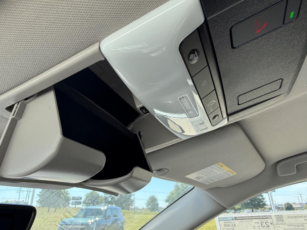 Nissan Pathfinder Vehicle Full-screen Gallery Image 08