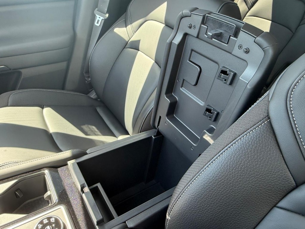 Nissan Pathfinder Vehicle Full-screen Gallery Image 09