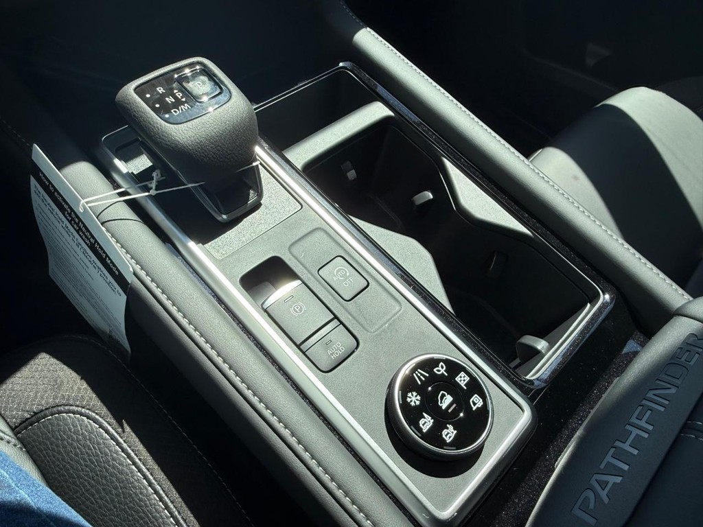 Nissan Pathfinder Vehicle Full-screen Gallery Image 10