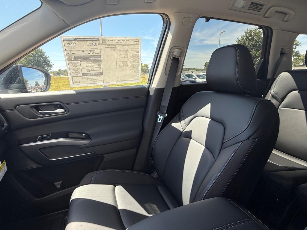 Nissan Pathfinder Vehicle Full-screen Gallery Image 16