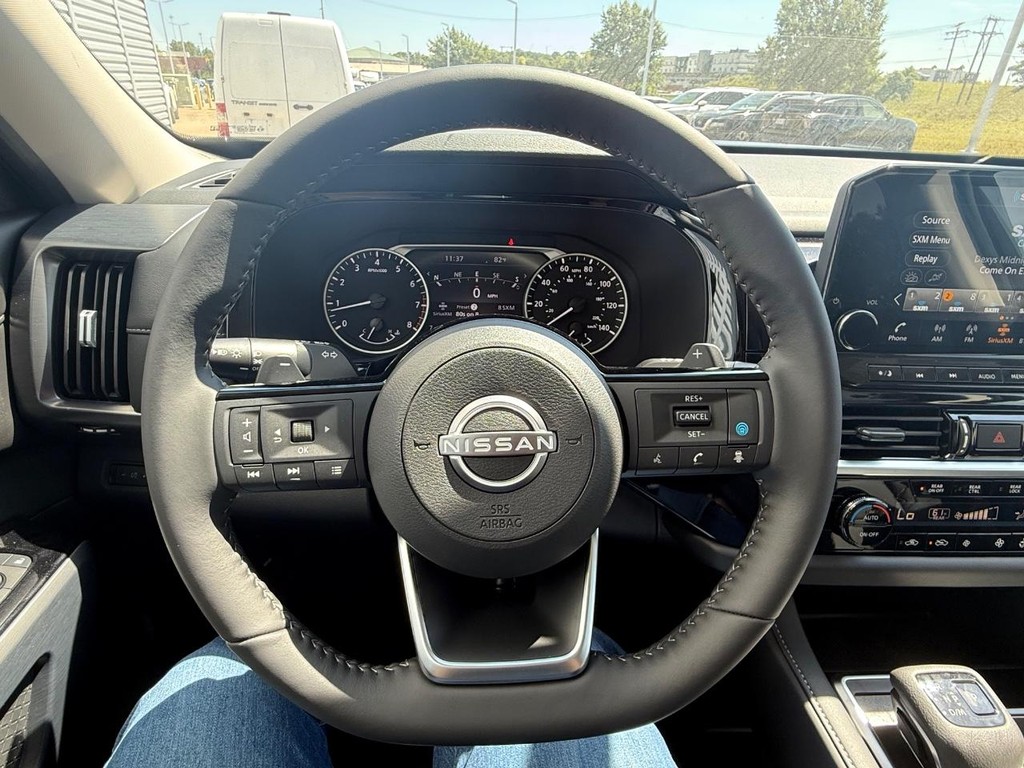 Nissan Pathfinder Vehicle Full-screen Gallery Image 18