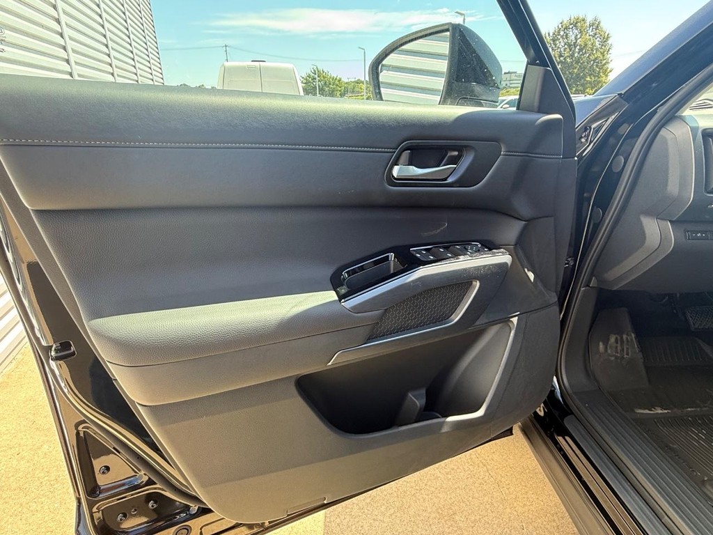 Nissan Pathfinder Vehicle Full-screen Gallery Image 20