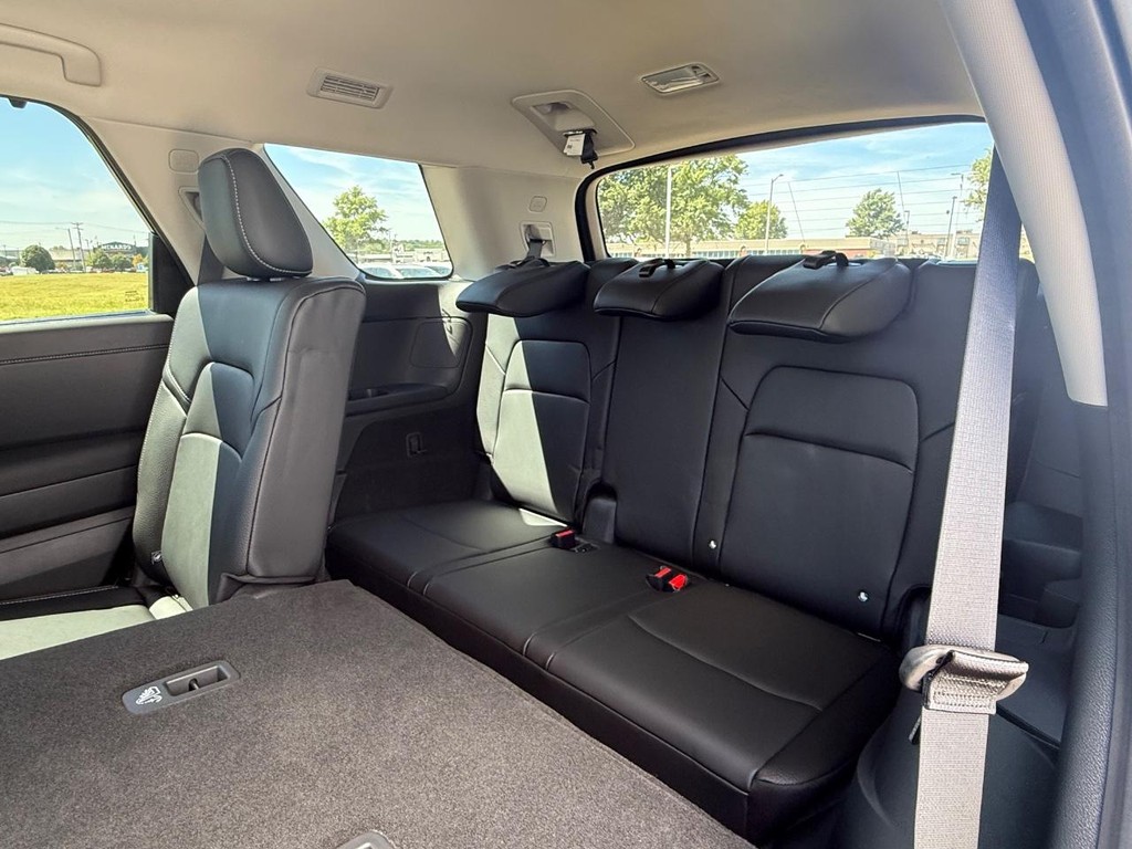 Nissan Pathfinder Vehicle Full-screen Gallery Image 21