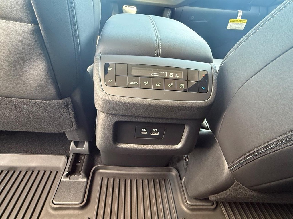 Nissan Pathfinder Vehicle Full-screen Gallery Image 22