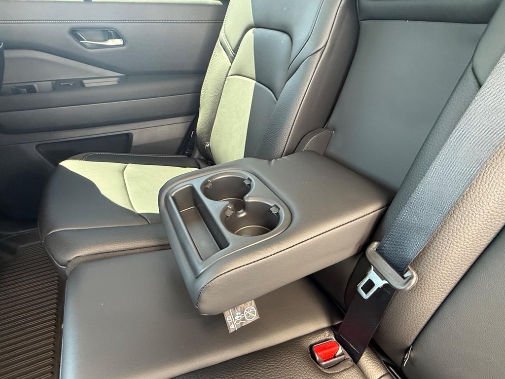 Nissan Pathfinder Vehicle Full-screen Gallery Image 23