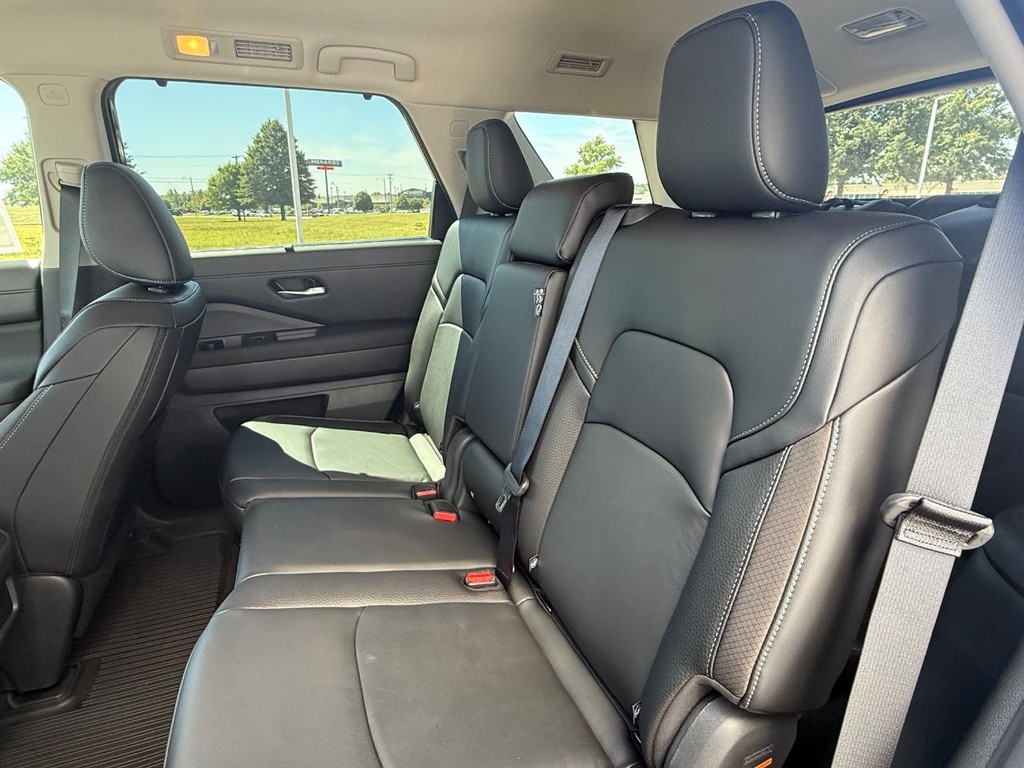 Nissan Pathfinder Vehicle Full-screen Gallery Image 24