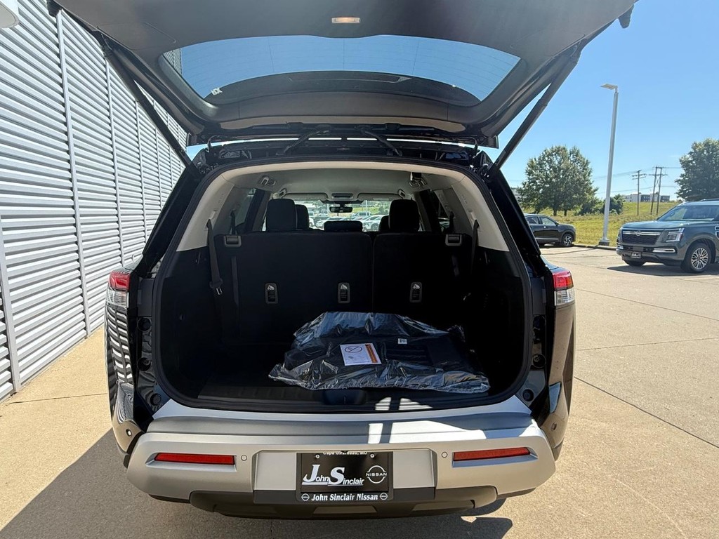 Nissan Pathfinder Vehicle Full-screen Gallery Image 27