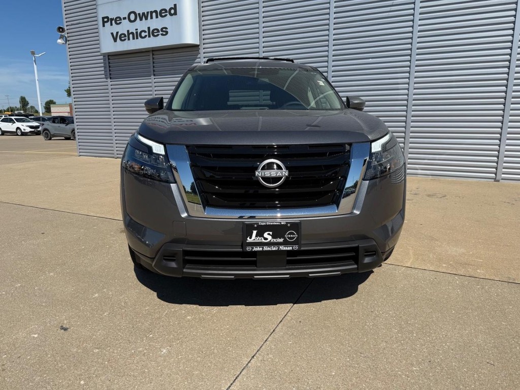 Nissan Pathfinder Vehicle Full-screen Gallery Image 02