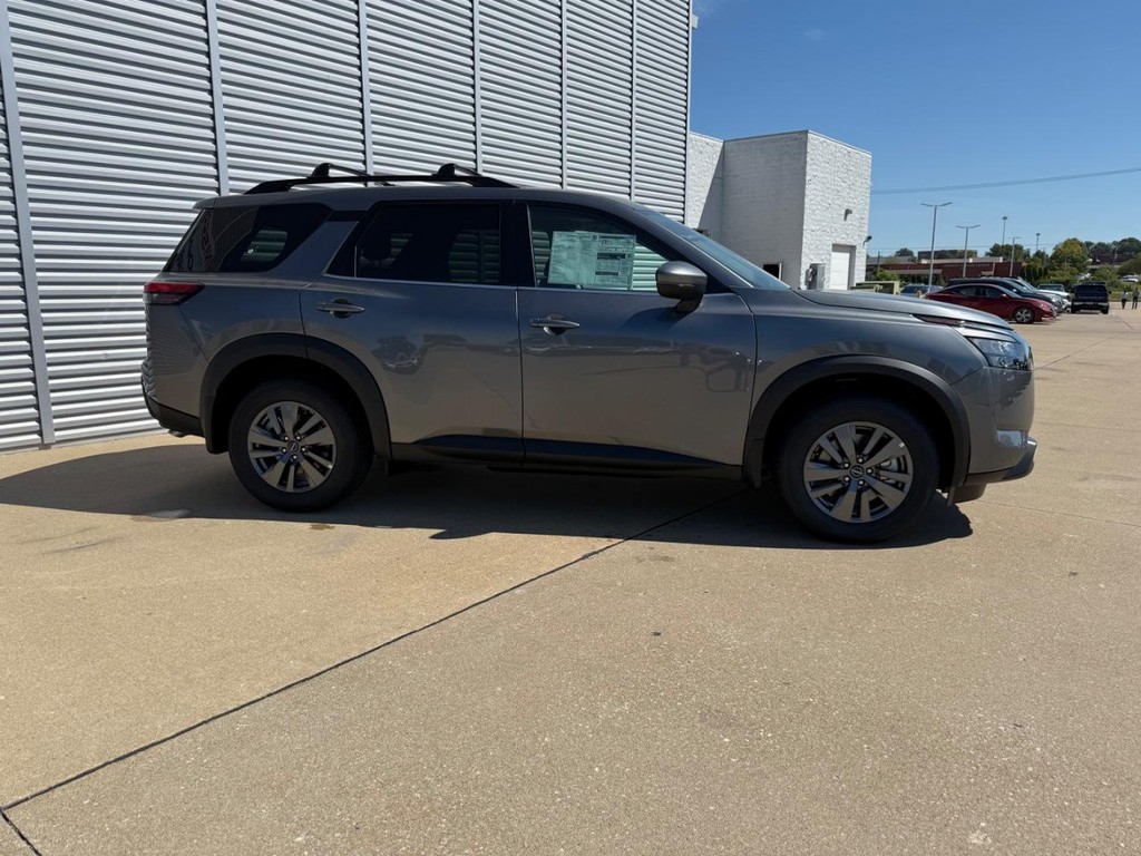 Nissan Pathfinder Vehicle Full-screen Gallery Image 03