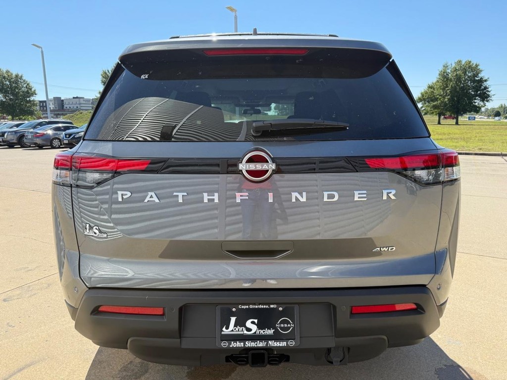 Nissan Pathfinder Vehicle Full-screen Gallery Image 05