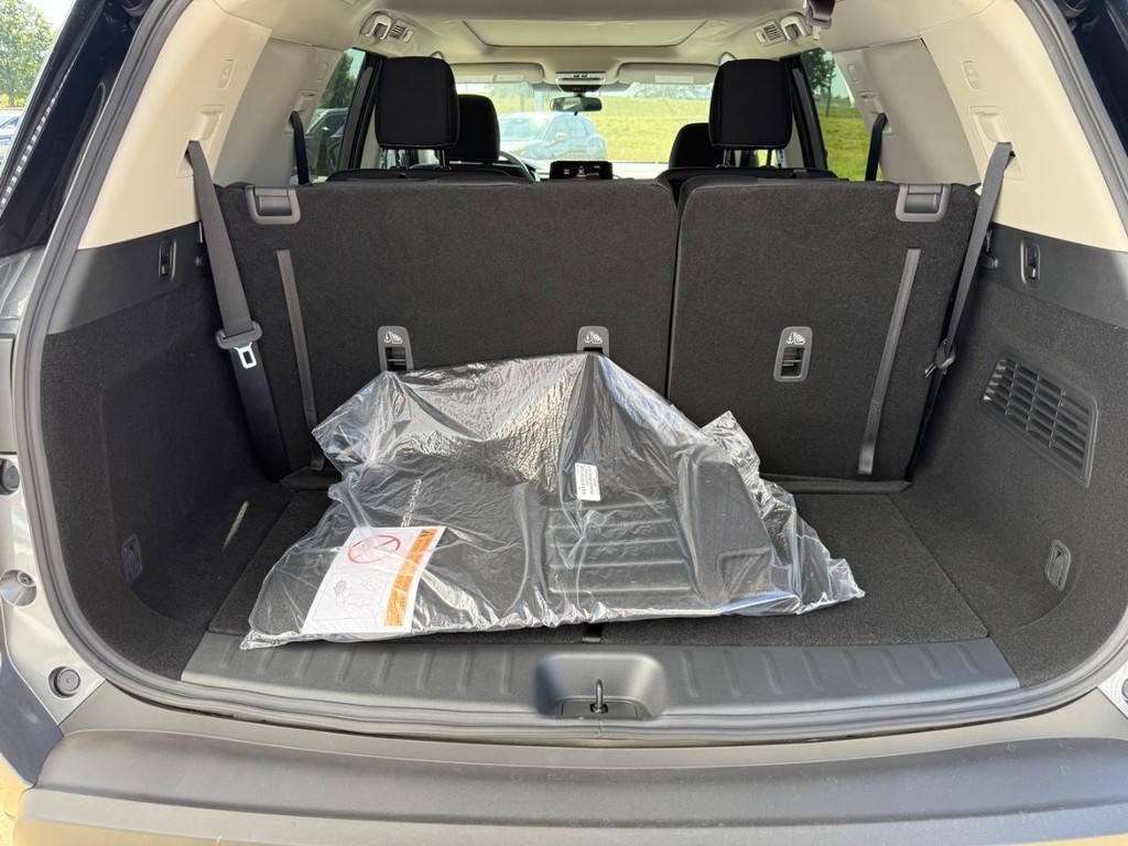 Nissan Pathfinder Vehicle Full-screen Gallery Image 06