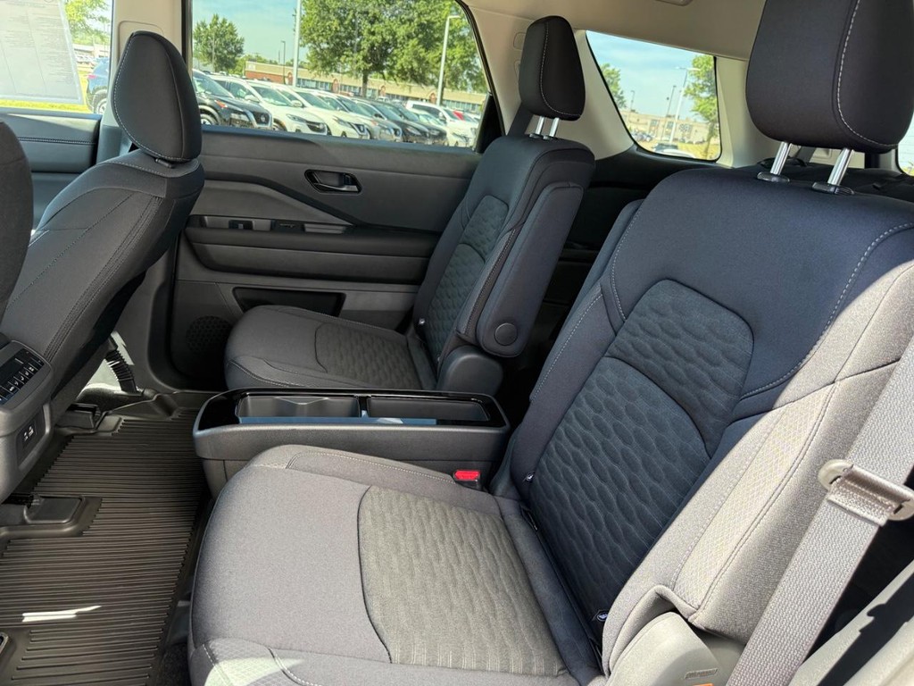 Nissan Pathfinder Vehicle Full-screen Gallery Image 08