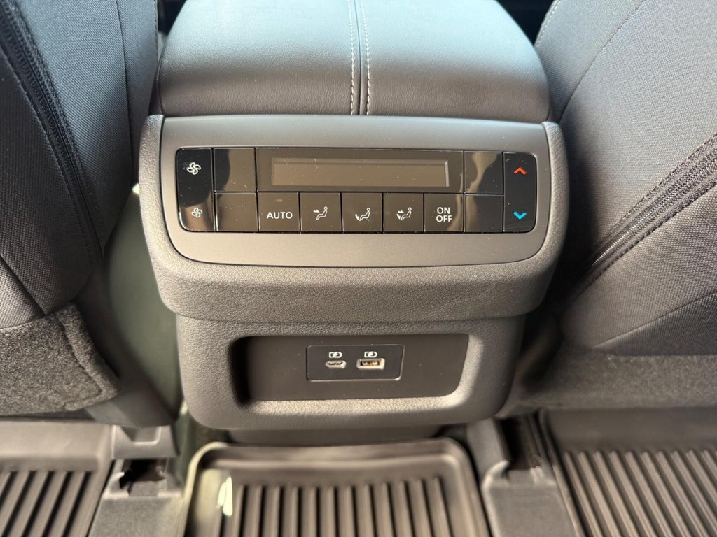 Nissan Pathfinder Vehicle Full-screen Gallery Image 09