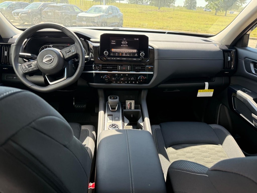 Nissan Pathfinder Vehicle Full-screen Gallery Image 10