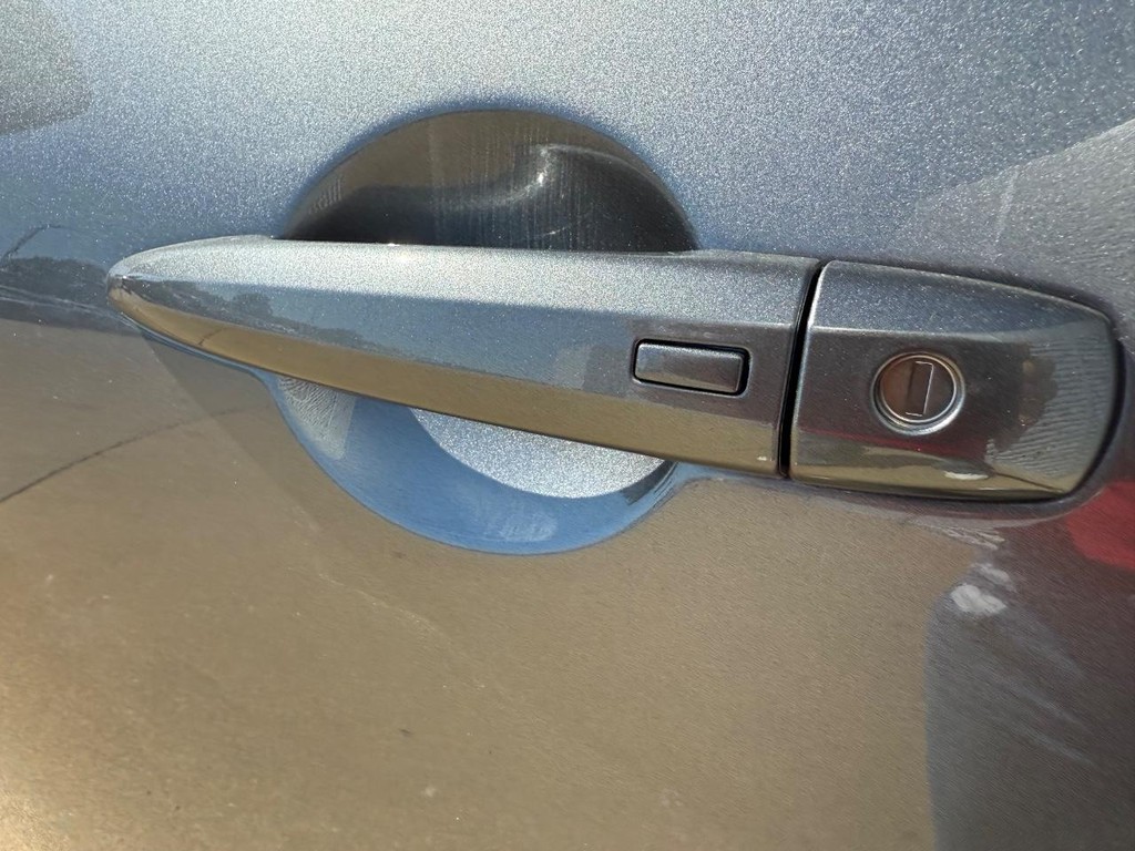 Nissan Pathfinder Vehicle Full-screen Gallery Image 11