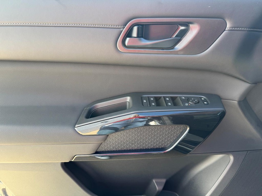 Nissan Pathfinder Vehicle Full-screen Gallery Image 12