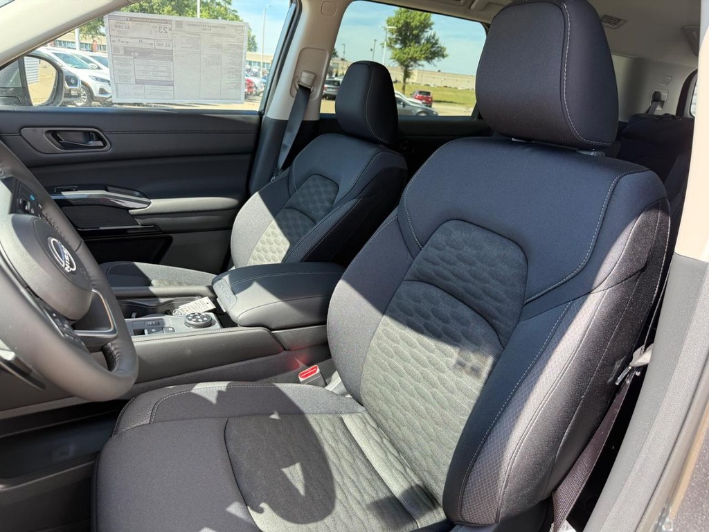 Nissan Pathfinder Vehicle Full-screen Gallery Image 14