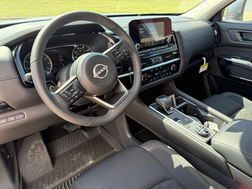 Nissan Pathfinder Vehicle Full-screen Gallery Image 15