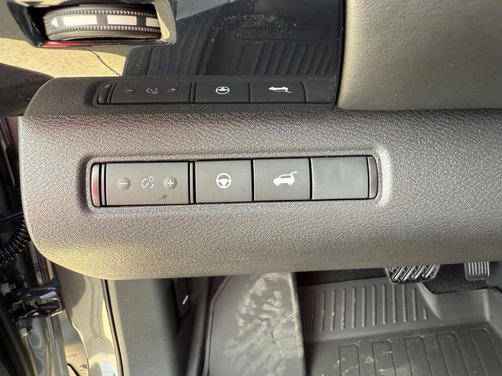 Nissan Pathfinder Vehicle Full-screen Gallery Image 16