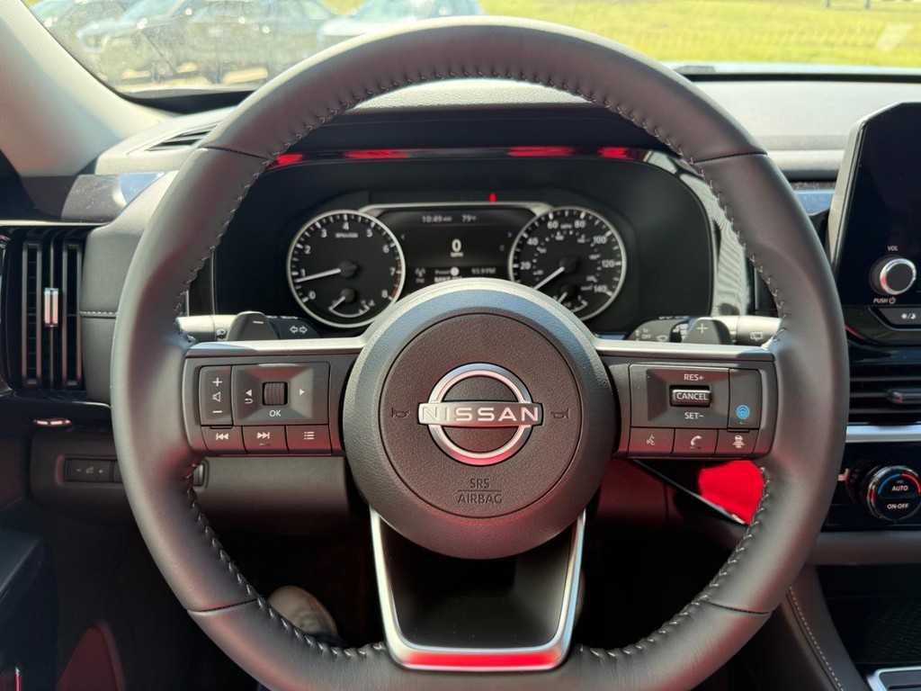 Nissan Pathfinder Vehicle Full-screen Gallery Image 17