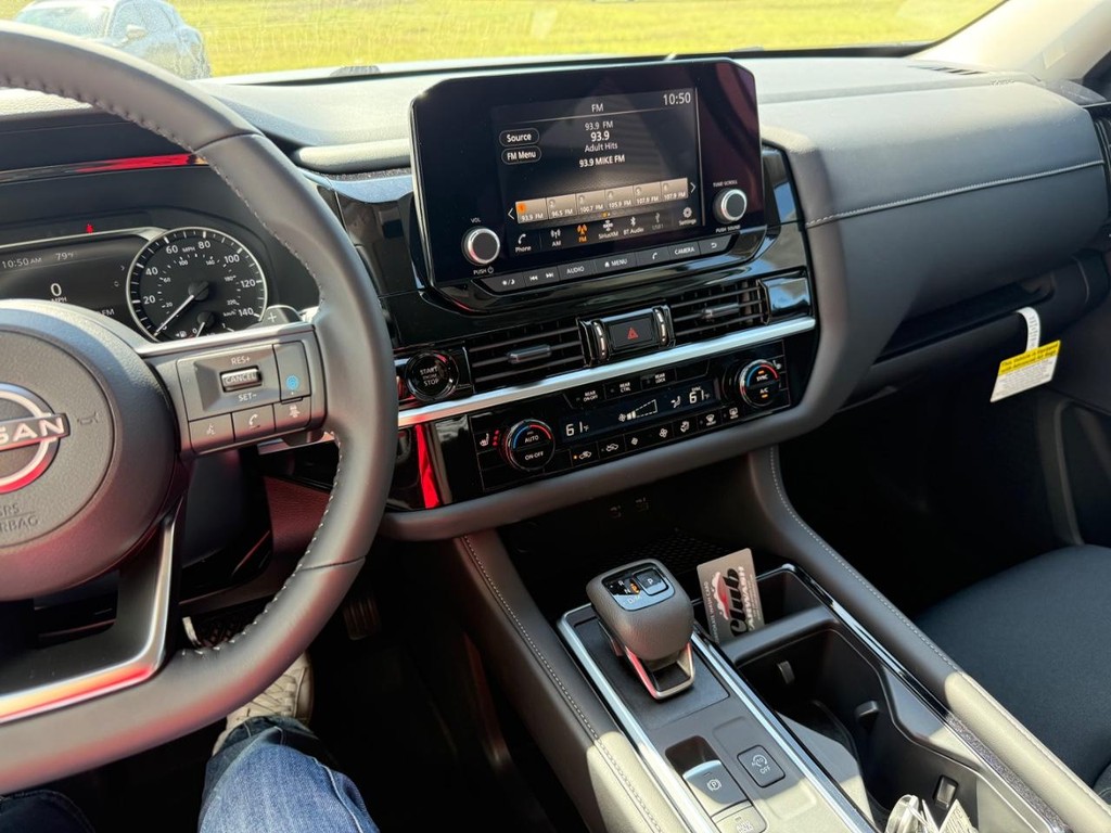 Nissan Pathfinder Vehicle Full-screen Gallery Image 26