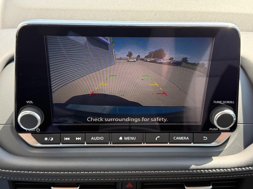 Nissan Rogue Vehicle Full-screen Gallery Image 02