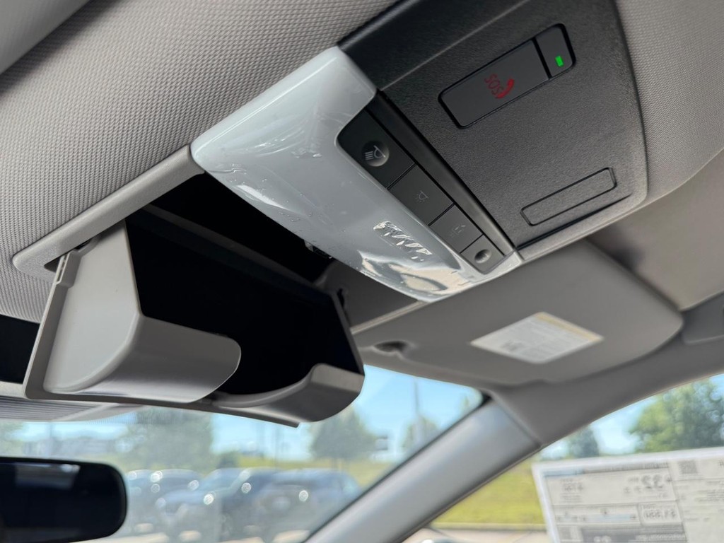 Nissan Rogue Vehicle Full-screen Gallery Image 03