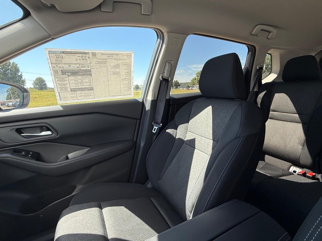 Nissan Rogue Vehicle Full-screen Gallery Image 04