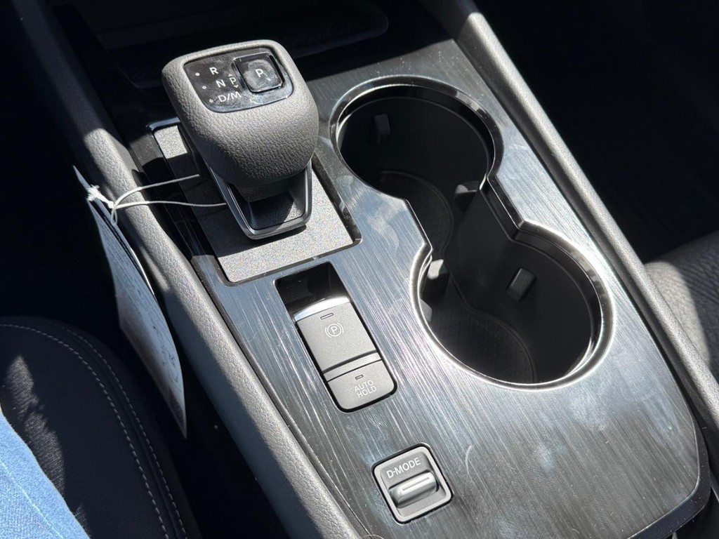 Nissan Rogue Vehicle Full-screen Gallery Image 05