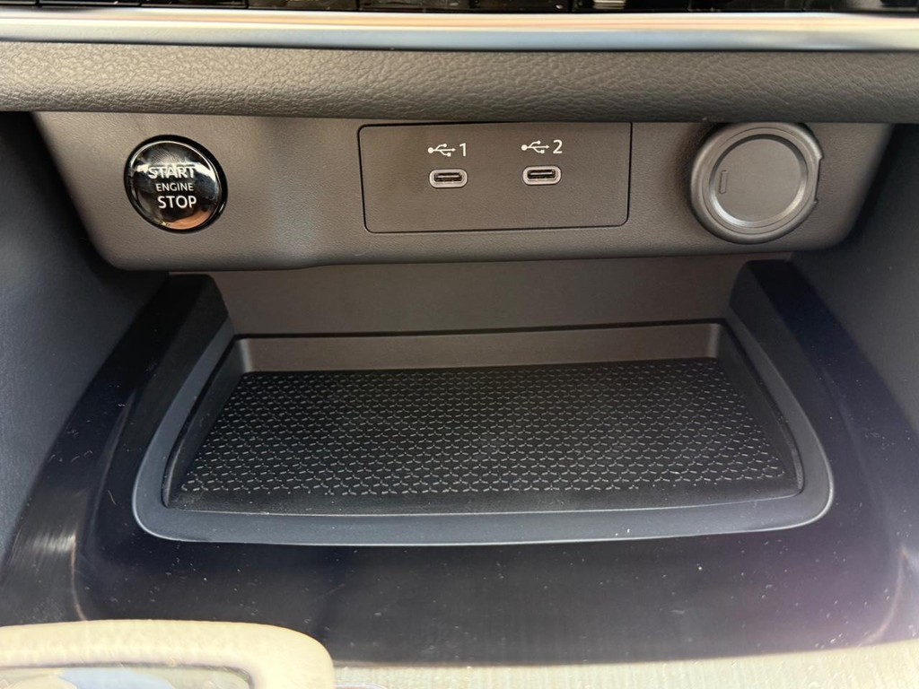 Nissan Rogue Vehicle Full-screen Gallery Image 06