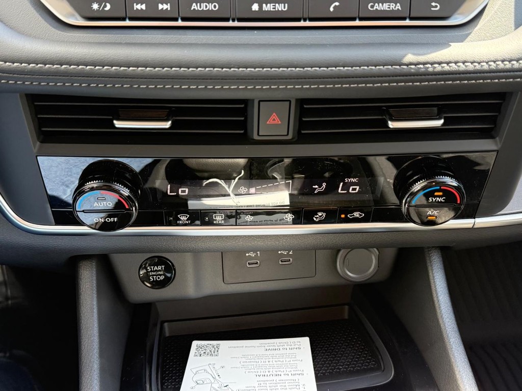 Nissan Rogue Vehicle Full-screen Gallery Image 07