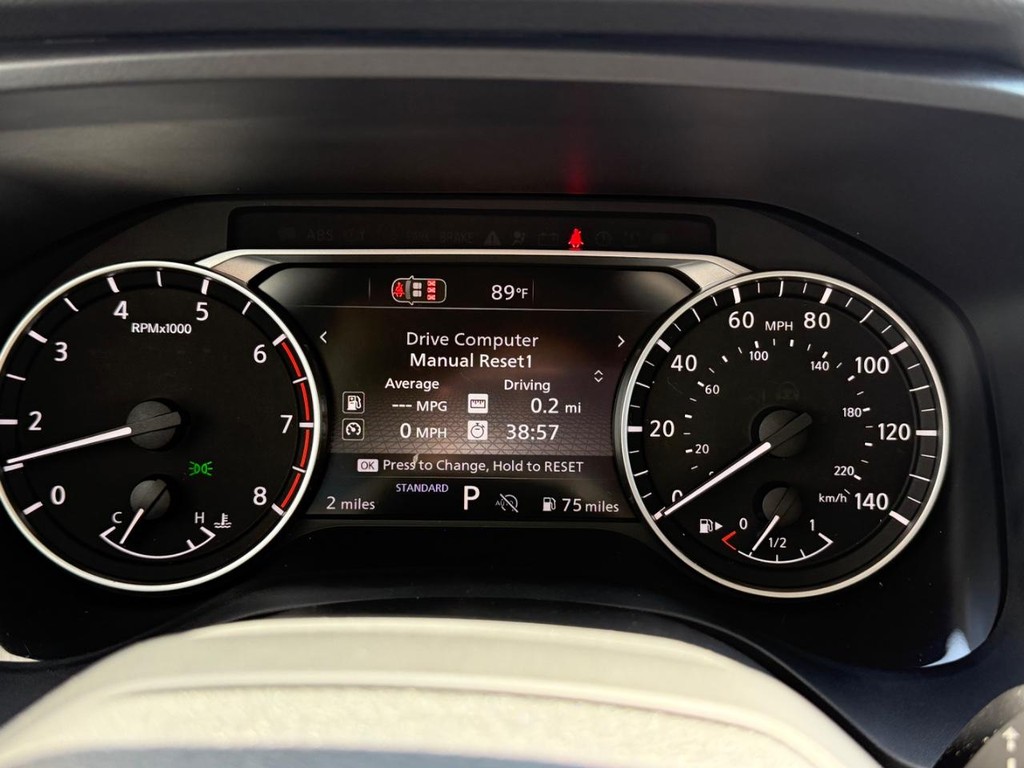 Nissan Rogue Vehicle Full-screen Gallery Image 09