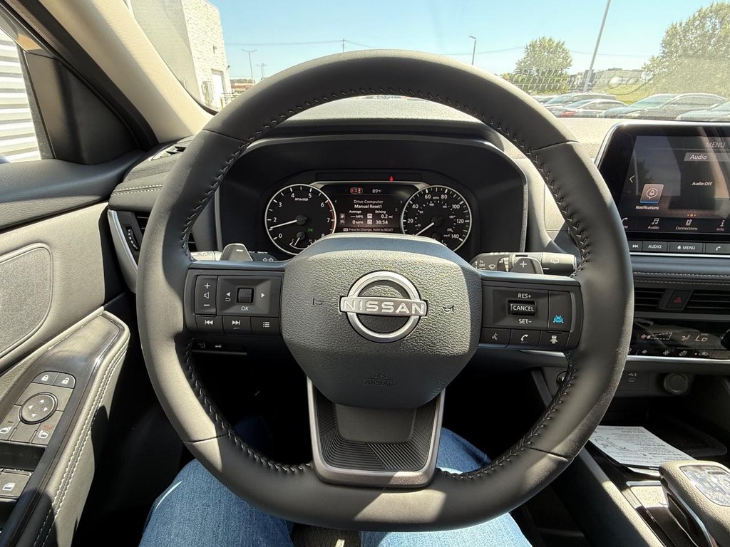 Nissan Rogue Vehicle Full-screen Gallery Image 10