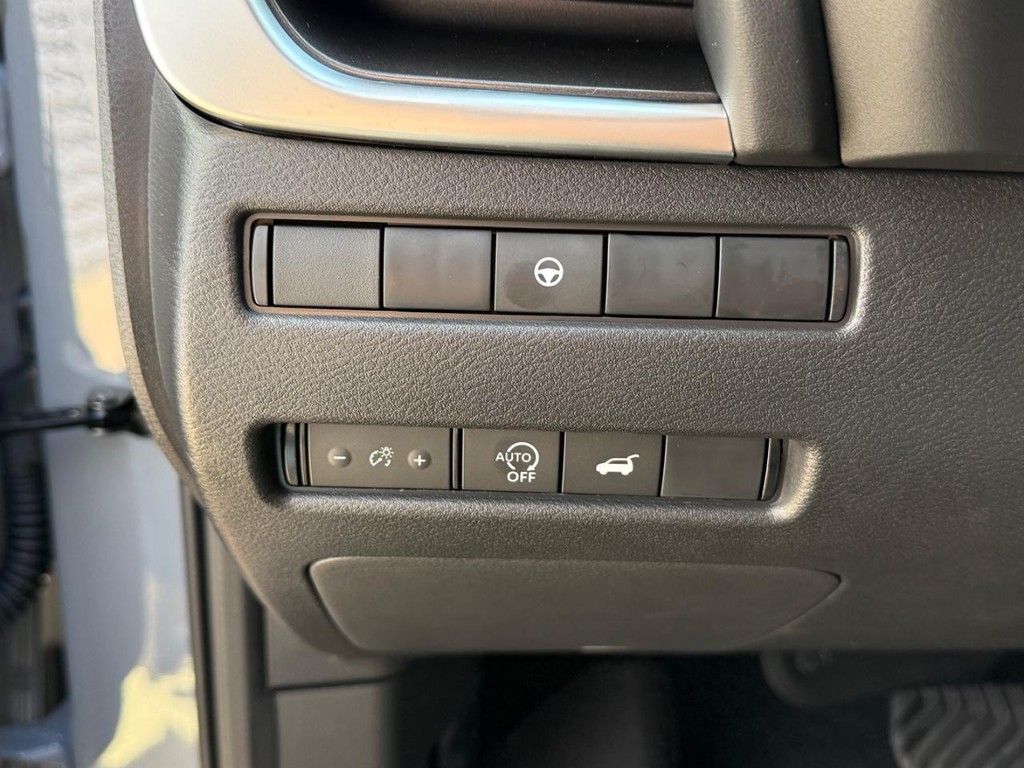 Nissan Rogue Vehicle Full-screen Gallery Image 11