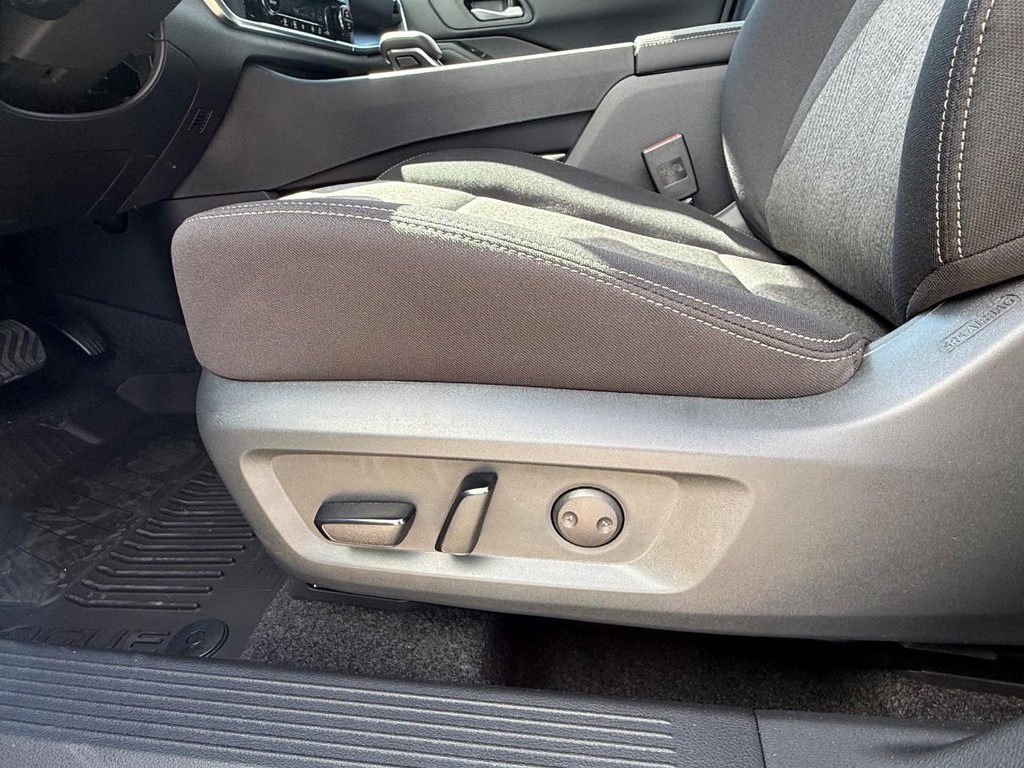 Nissan Rogue Vehicle Full-screen Gallery Image 12