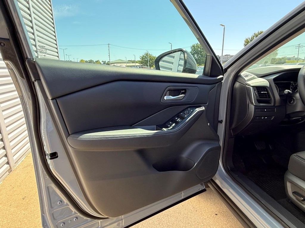 Nissan Rogue Vehicle Full-screen Gallery Image 13